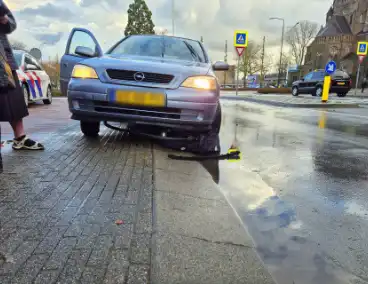 Fiets vast onder auto bij aanrijding