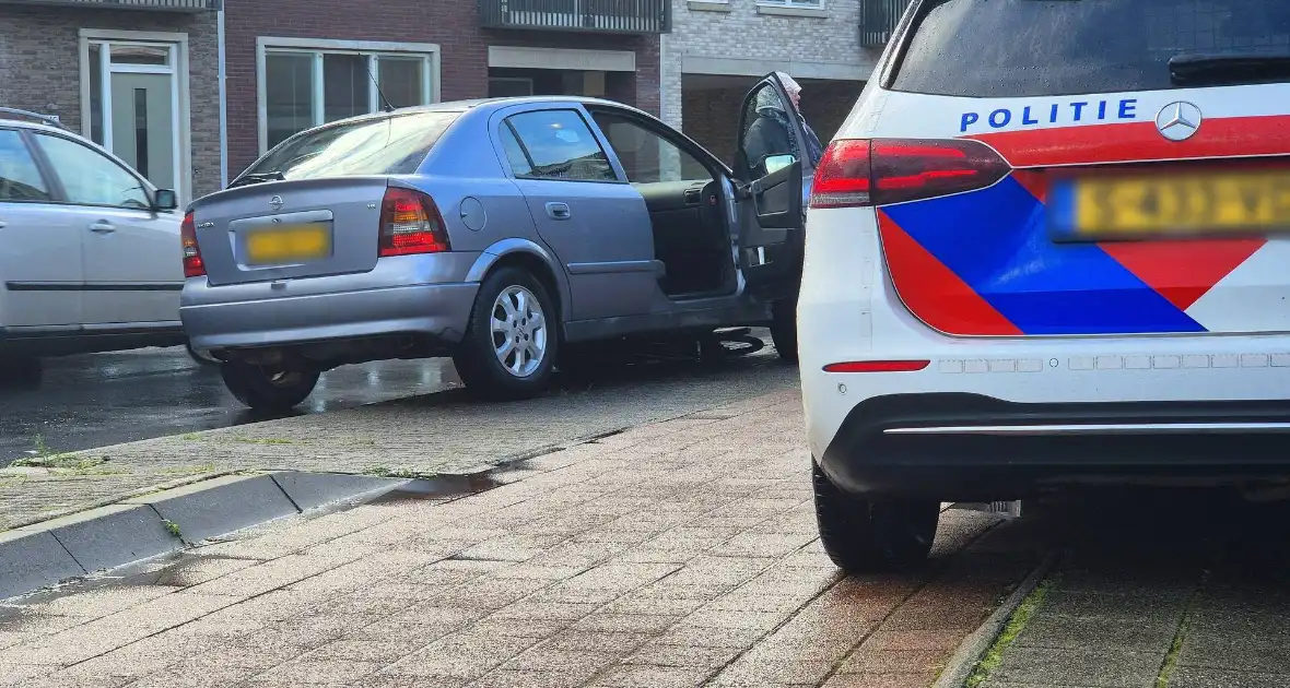 Fiets vast onder auto bij aanrijding - Foto 2