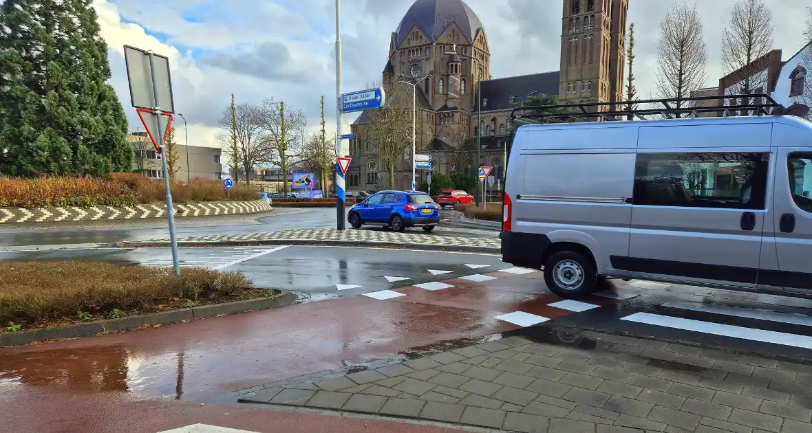 Fiets vast onder auto bij aanrijding - Foto 4