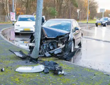 Automobilist tegen lantaarnpaal gebotst