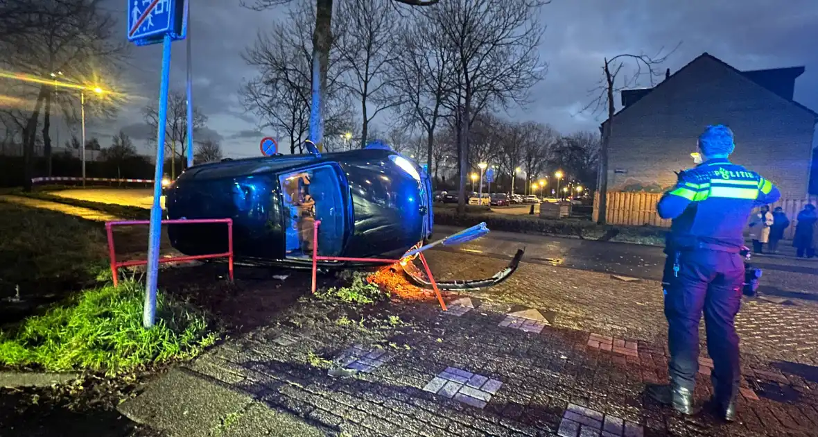 Automobilist vliegt uit de bocht belandt op zijn kant