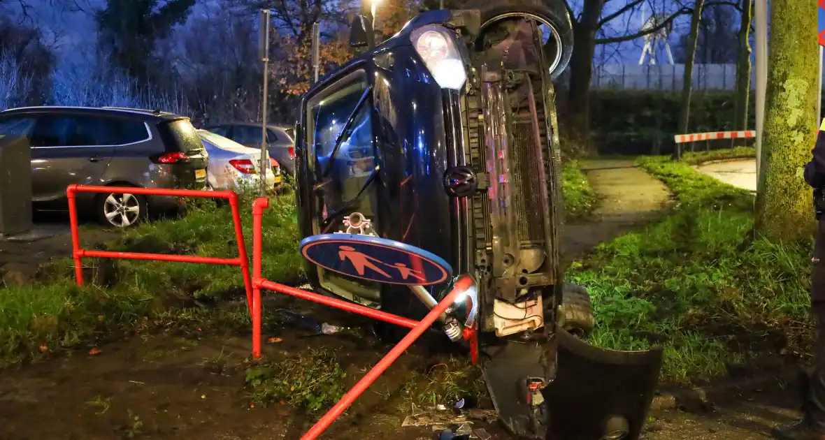 Automobilist vliegt uit de bocht belandt op zijn kant - Foto 1