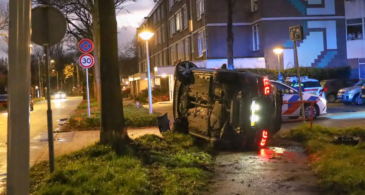 Automobilist vliegt uit de bocht belandt op zijn kant - Foto 2