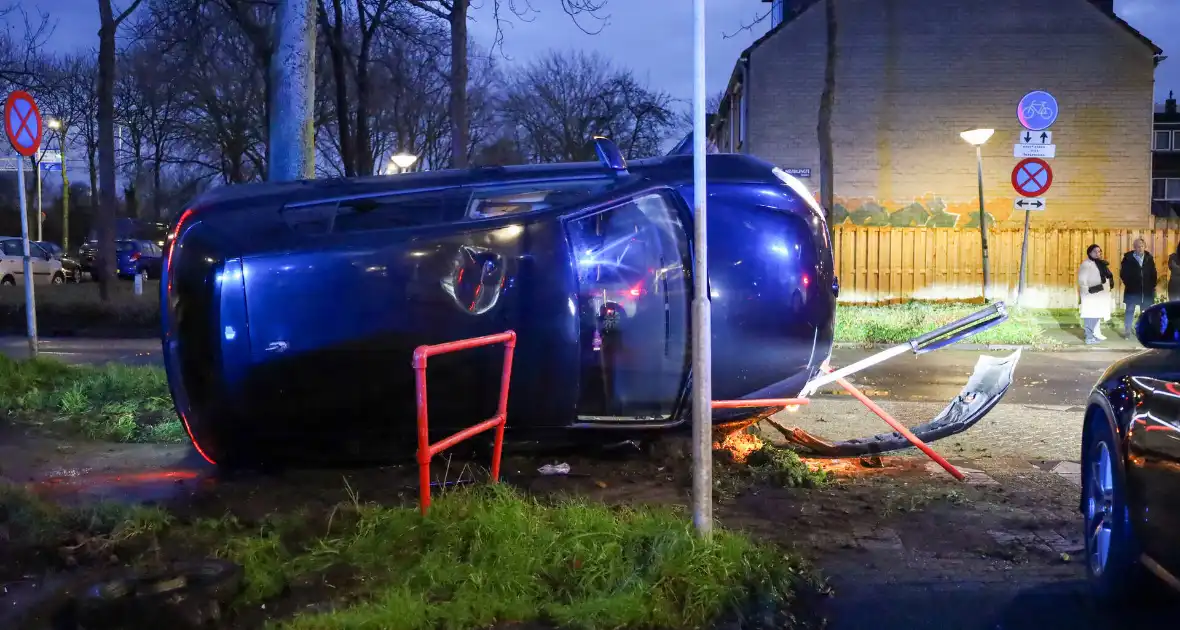 Automobilist vliegt uit de bocht belandt op zijn kant - Foto 3