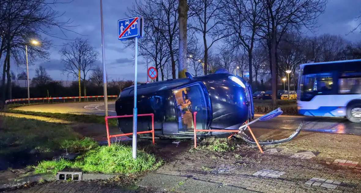 Automobilist vliegt uit de bocht belandt op zijn kant - Foto 4