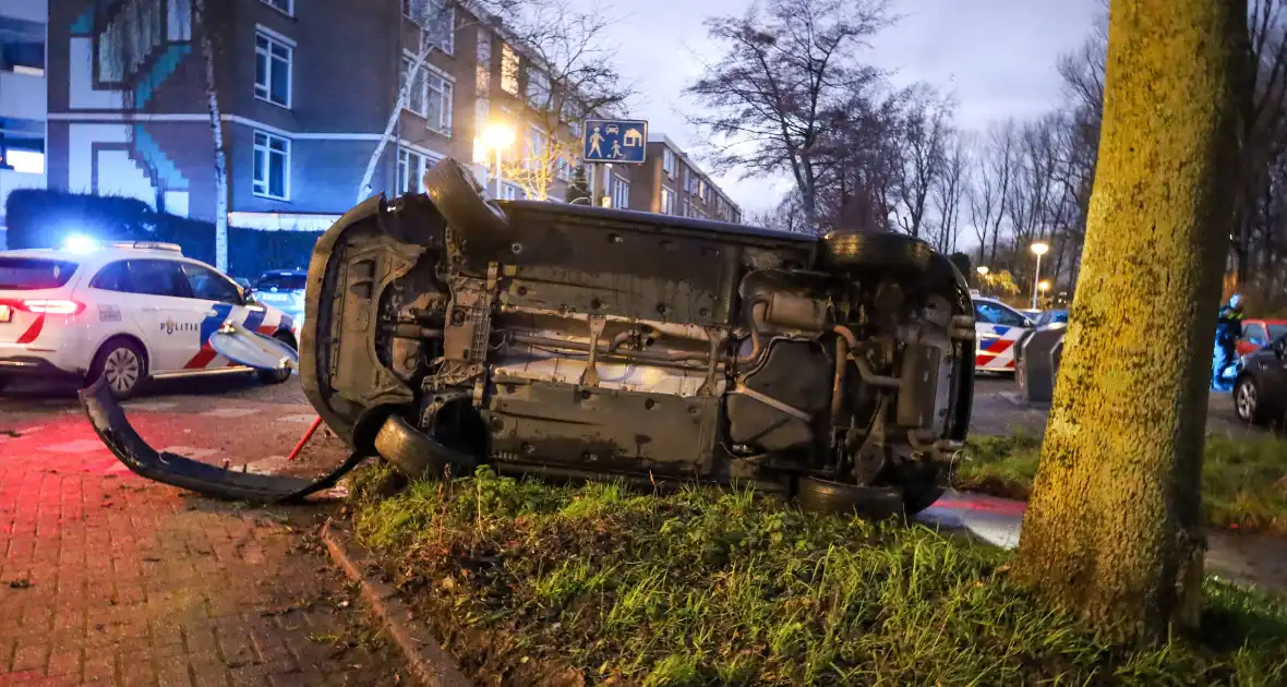 Automobilist vliegt uit de bocht belandt op zijn kant - Foto 5