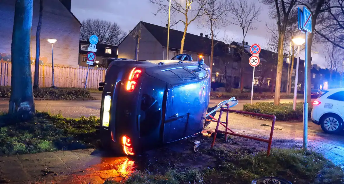 Automobilist vliegt uit de bocht belandt op zijn kant - Foto 6