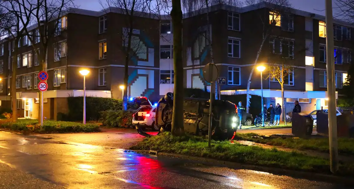 Automobilist vliegt uit de bocht belandt op zijn kant - Foto 7