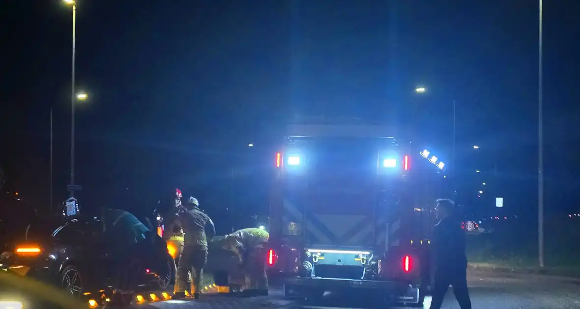 Auto belandt op midden van rotonde na botsing - Foto 1