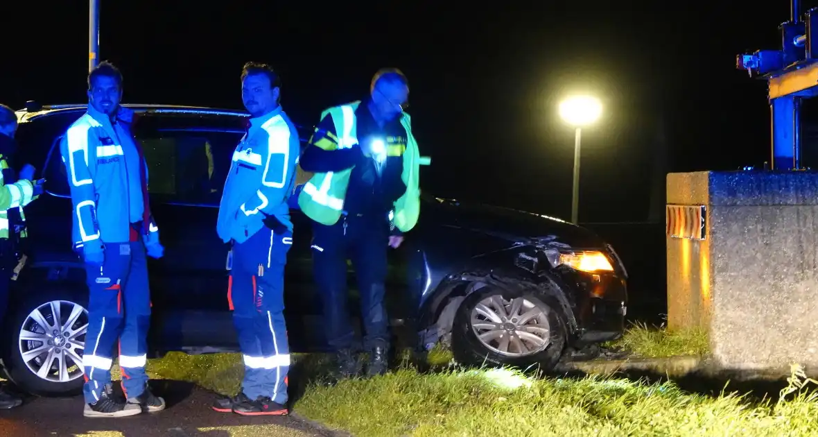 Automobilist vliegt uit de bocht en knalt tegen muur - Foto 1