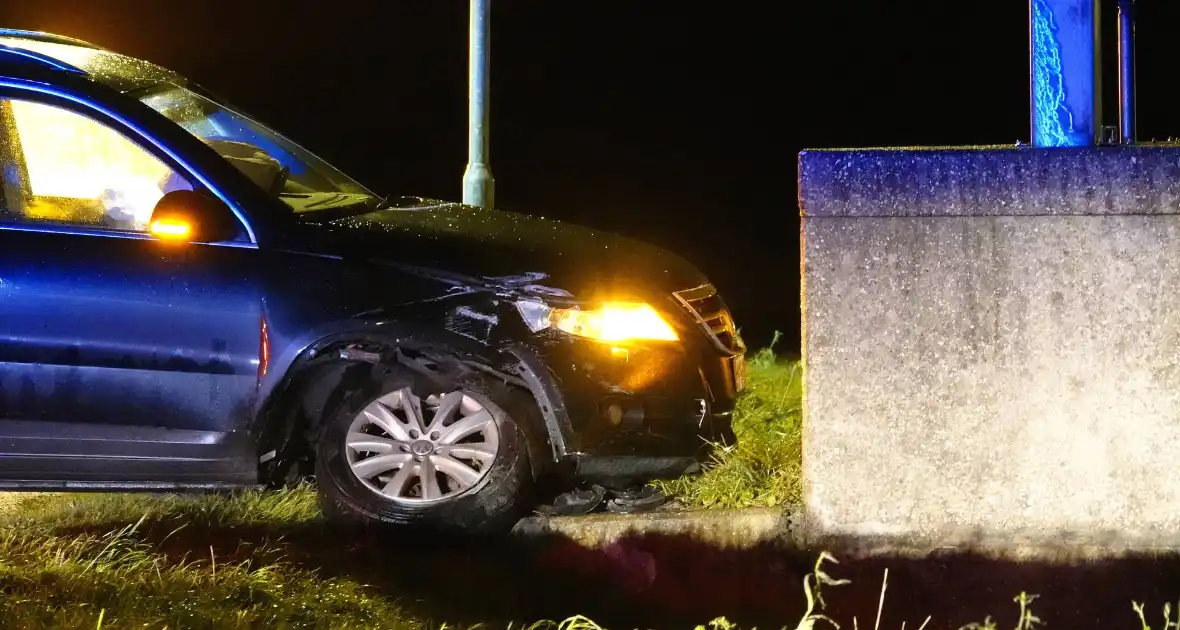 Automobilist vliegt uit de bocht en knalt tegen muur - Foto 3