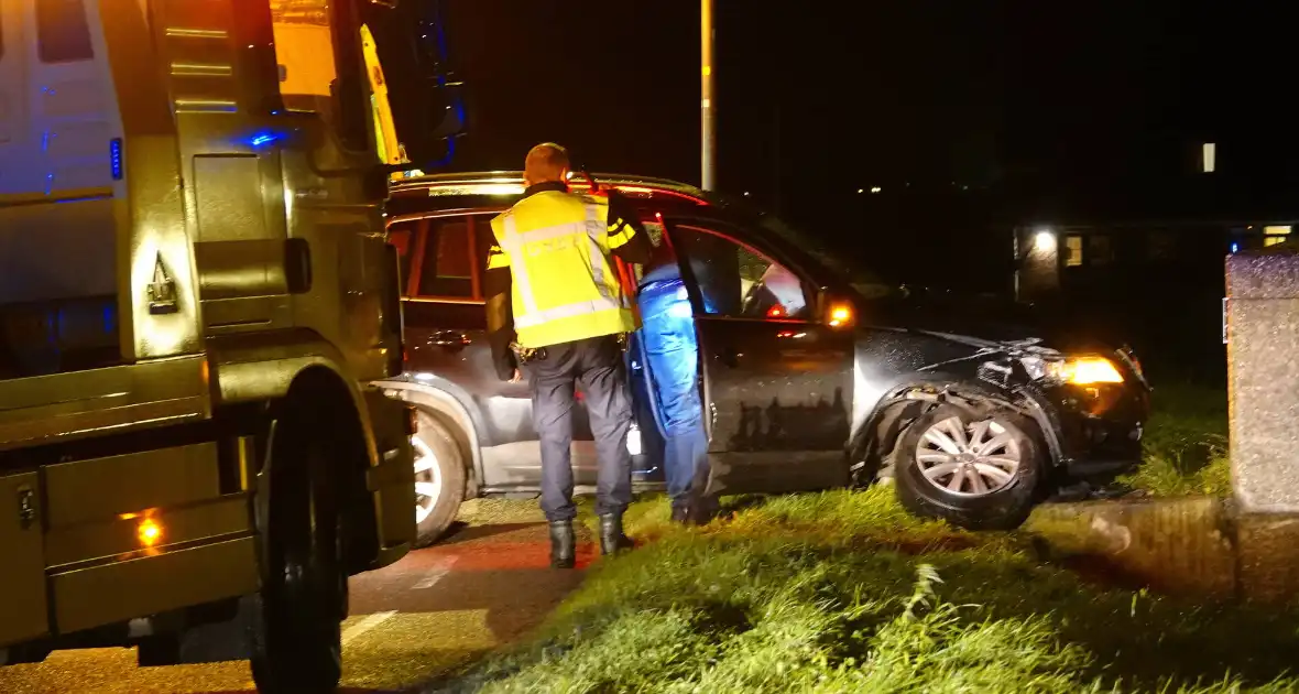 Automobilist vliegt uit de bocht en knalt tegen muur - Foto 4