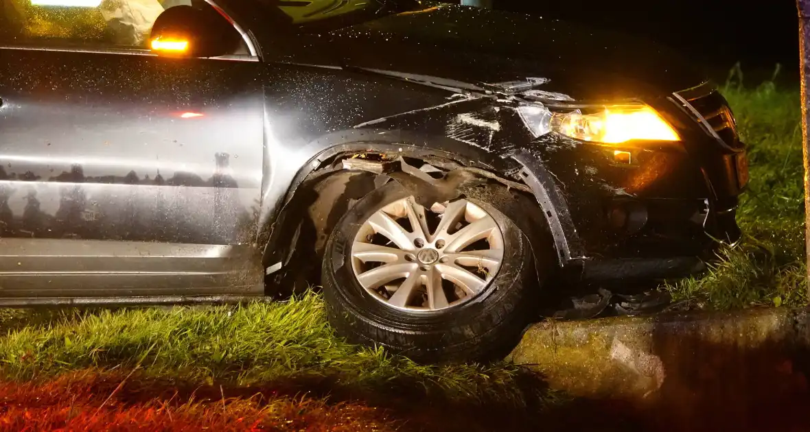 Automobilist vliegt uit de bocht en knalt tegen muur - Foto 5