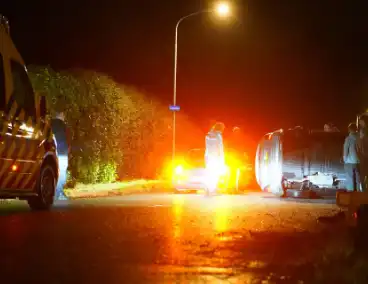 Auto botst tegen lantaarnpaal en belandt op zijkant