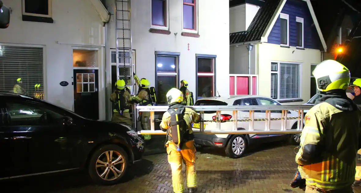 Brandweer doet onderzoek in woning na rookontwikkeling