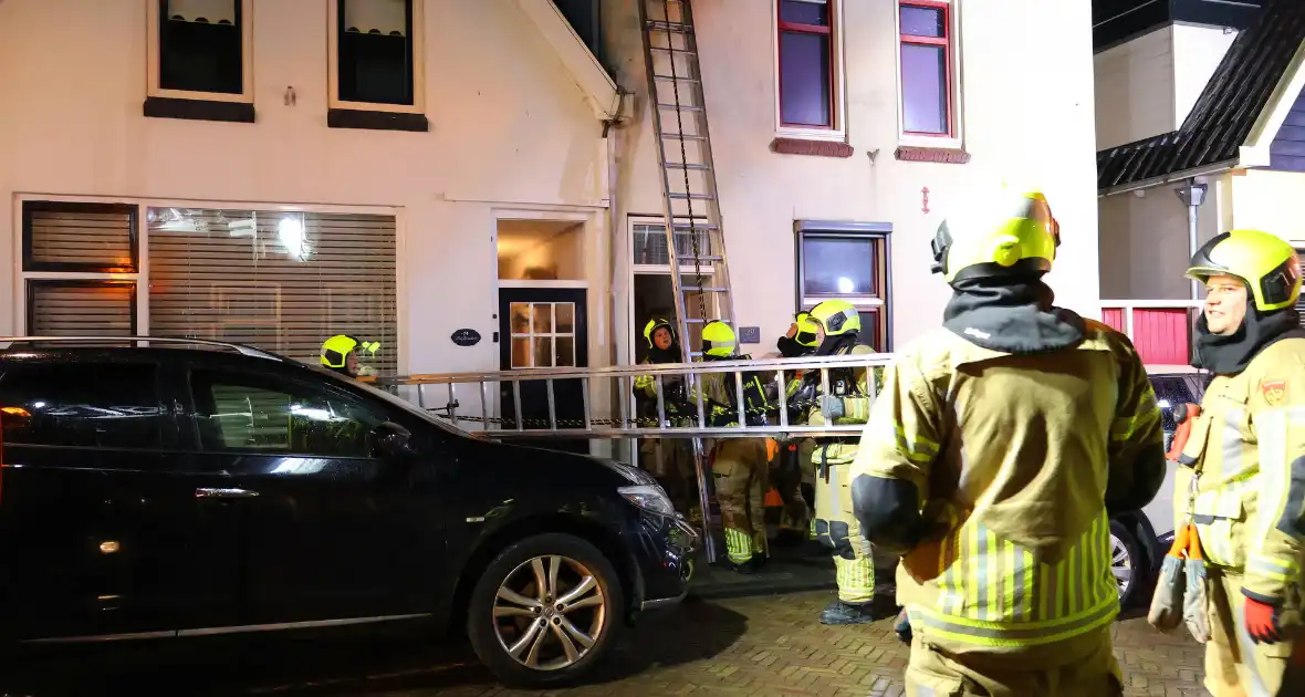 Brandweer doet onderzoek in woning na rookontwikkeling - Foto 11