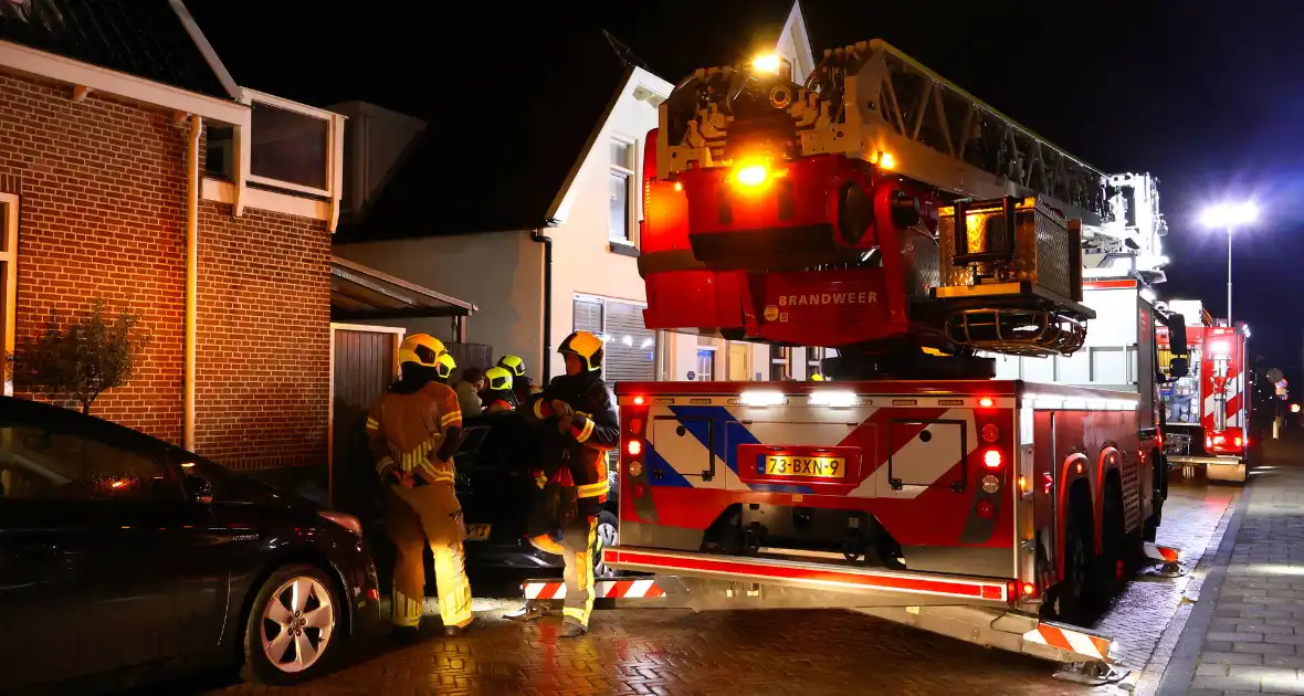 Brandweer doet onderzoek in woning na rookontwikkeling - Foto 12