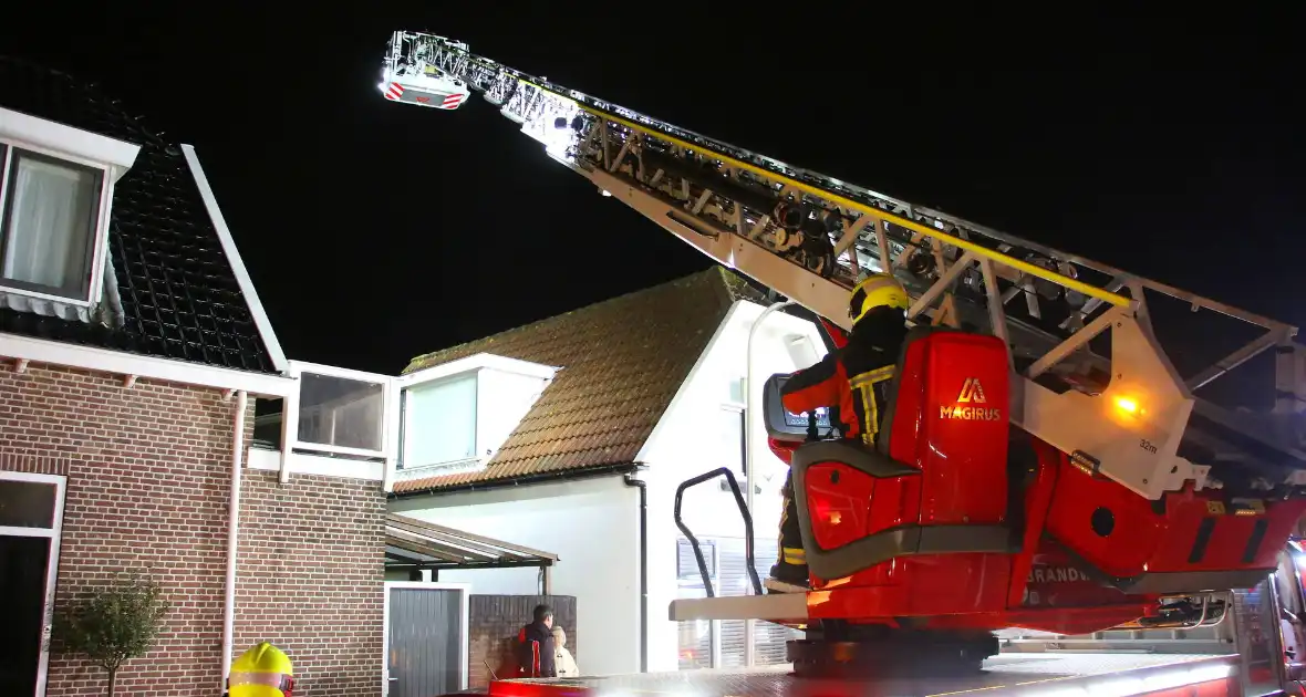 Brandweer doet onderzoek in woning na rookontwikkeling - Foto 3