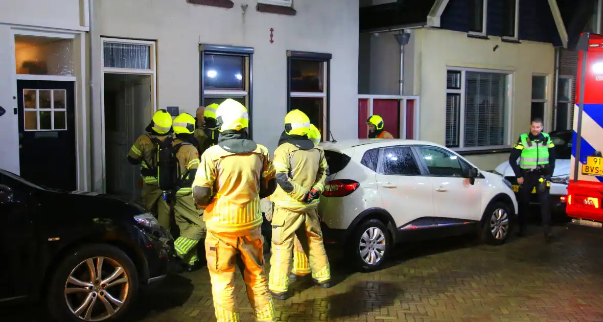 Brandweer doet onderzoek in woning na rookontwikkeling - Foto 4