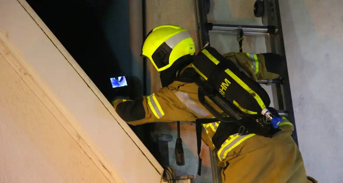 Brandweer doet onderzoek in woning na rookontwikkeling - Foto 5