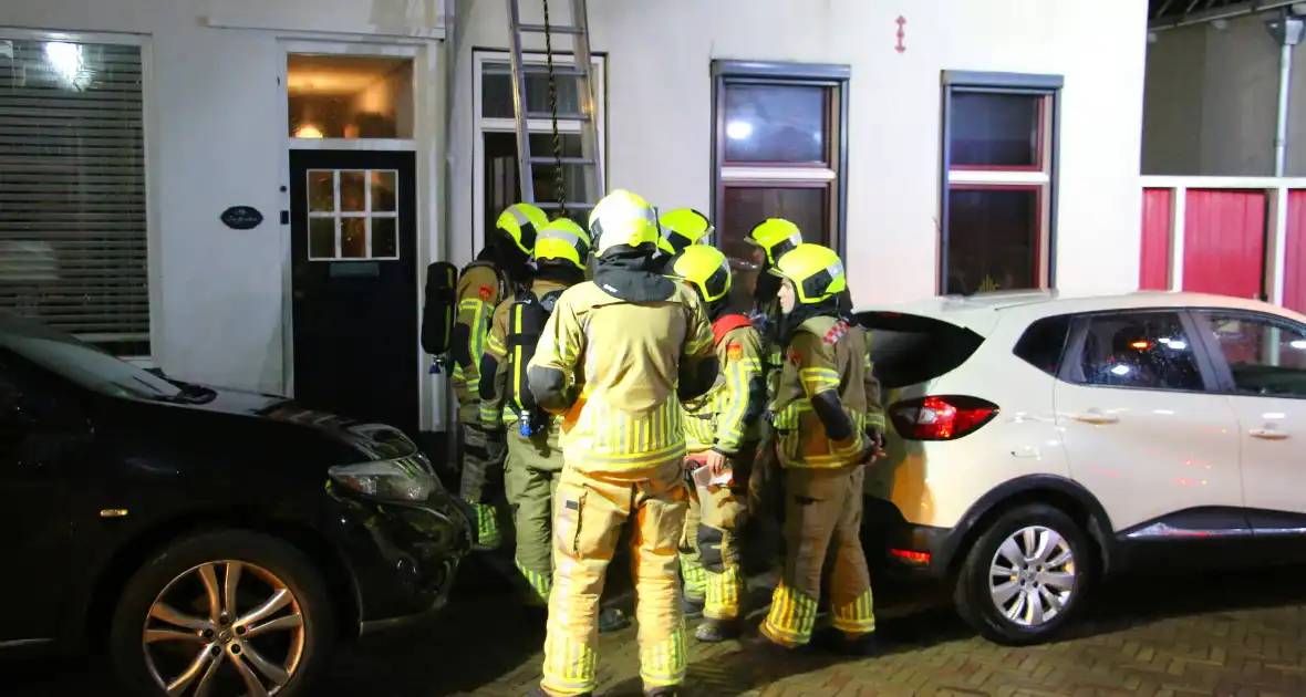 Brandweer doet onderzoek in woning na rookontwikkeling - Foto 6