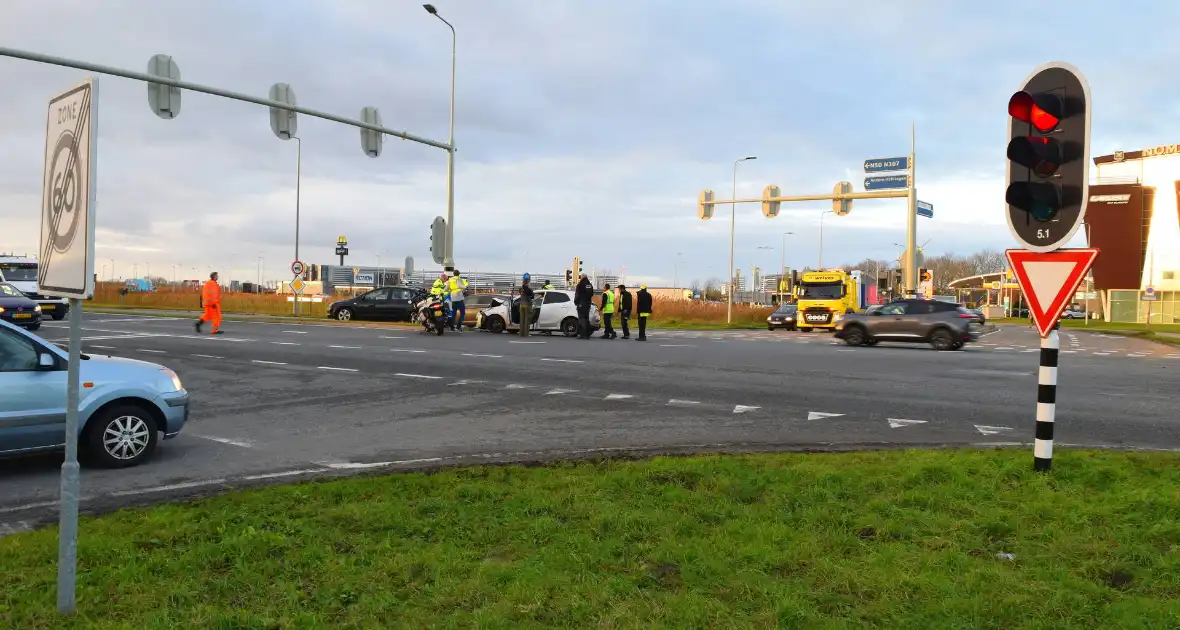 Twee auto's flink beschadigd bij aanrijding