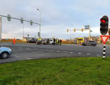 Twee auto's flink beschadigd bij aanrijding