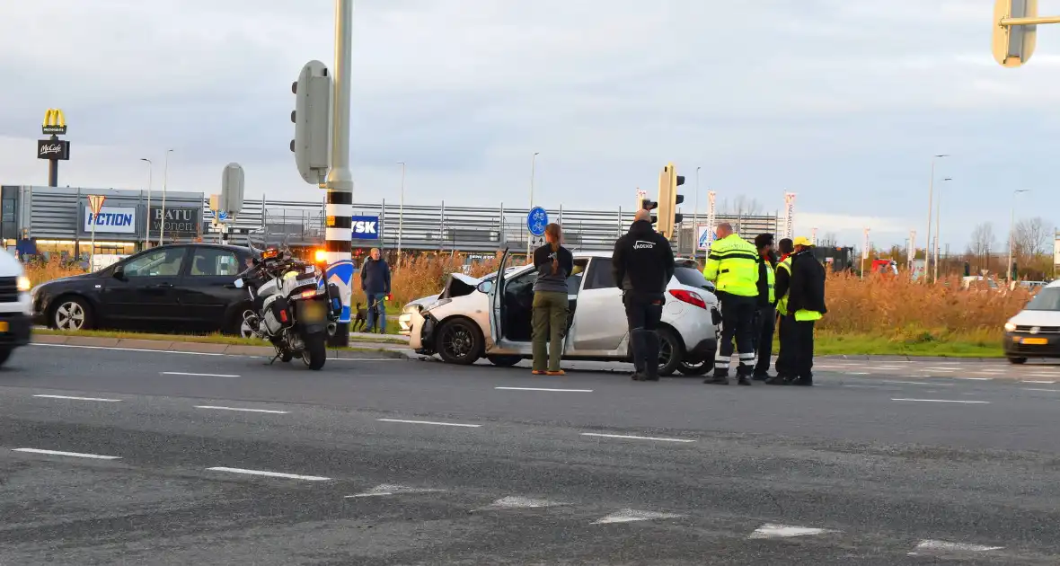 Twee auto's flink beschadigd bij aanrijding - Foto 1