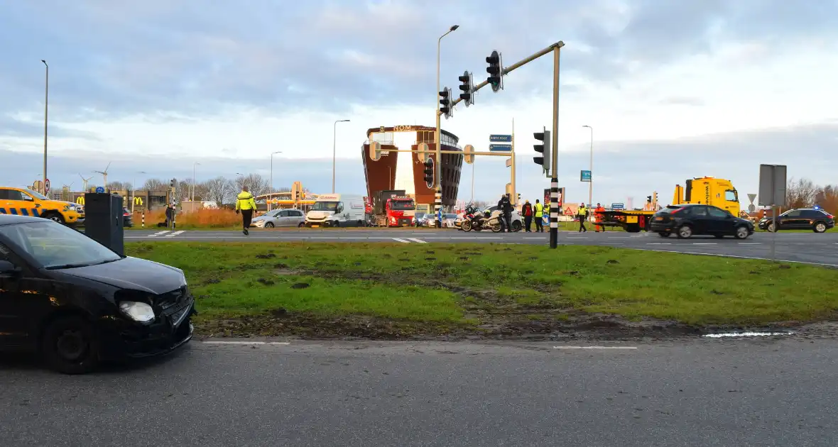 Twee auto's flink beschadigd bij aanrijding - Foto 2