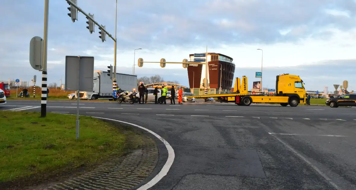 Twee auto's flink beschadigd bij aanrijding - Foto 3