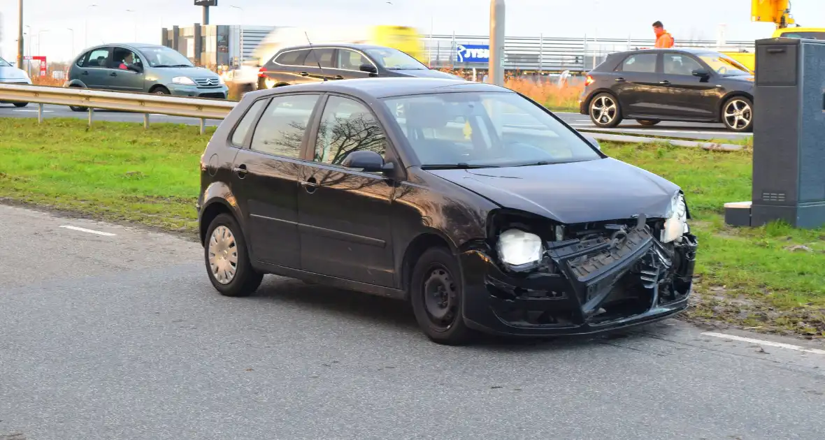 Twee auto's flink beschadigd bij aanrijding - Foto 4