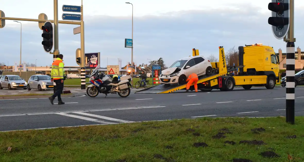 Twee auto's flink beschadigd bij aanrijding - Foto 5