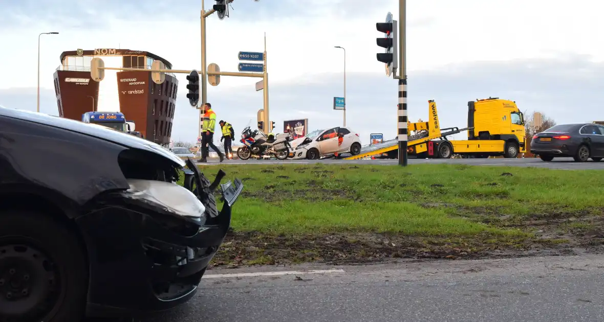 Twee auto's flink beschadigd bij aanrijding - Foto 6