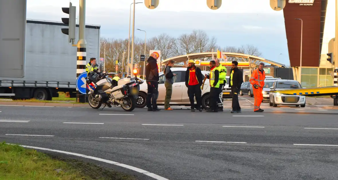 Twee auto's flink beschadigd bij aanrijding - Foto 7