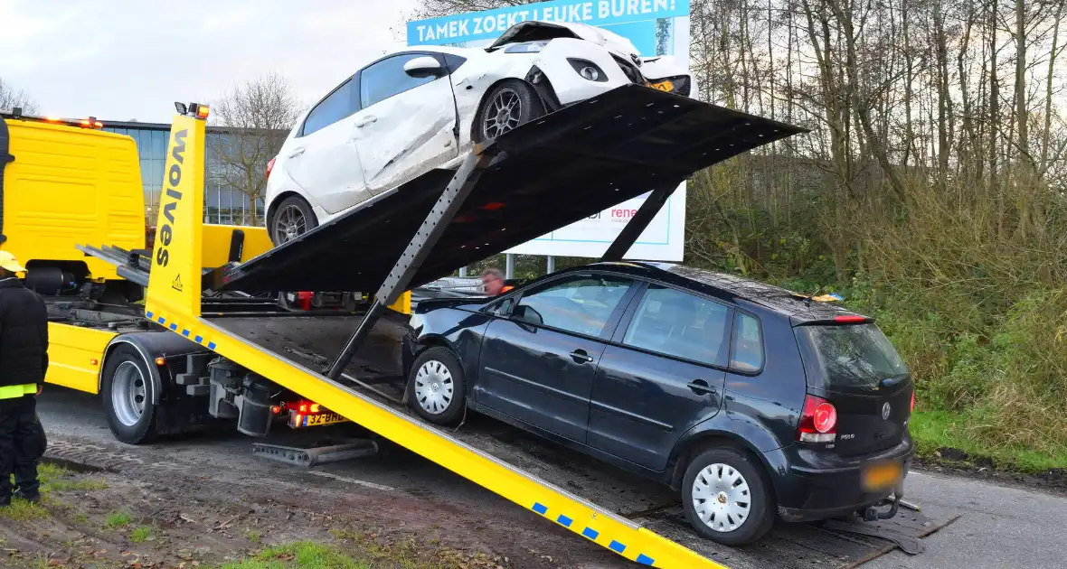 Twee auto's flink beschadigd bij aanrijding - Foto 8