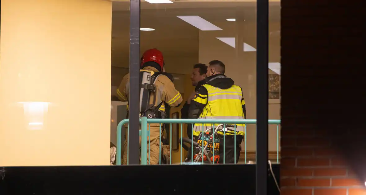 Brandend kleed zorgt voor rookontwikkeling in appartement - Foto 1