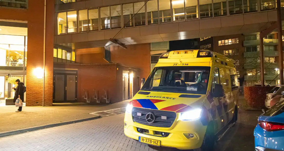 Brandend kleed zorgt voor rookontwikkeling in appartement - Foto 2