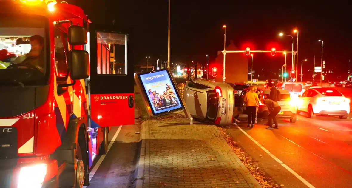 Ravage op kruising: auto belandt op zijkant, bestuurder aangehouden