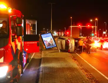 Ravage op kruising: auto belandt op zijkant, bestuurder aangehouden