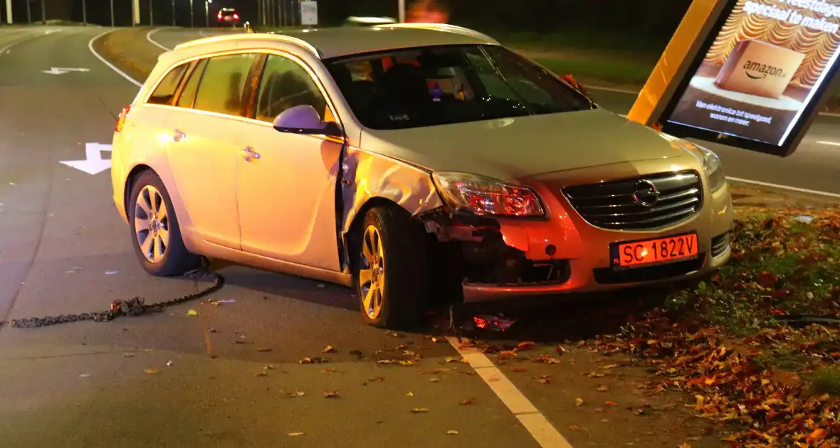 Ravage op kruising: auto belandt op zijkant, bestuurder aangehouden - Foto 2