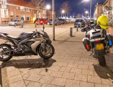 Motorrijder vlucht na aanrijdingen tijdens achtervolging