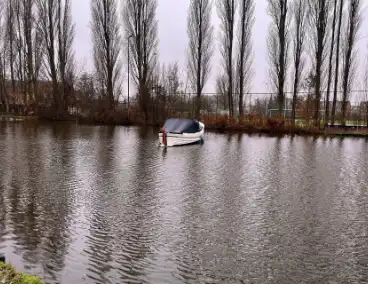 Losgeslagen boot blokkeert vaarroute