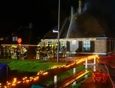 Grote brand in rietgedekte stolpboerderij