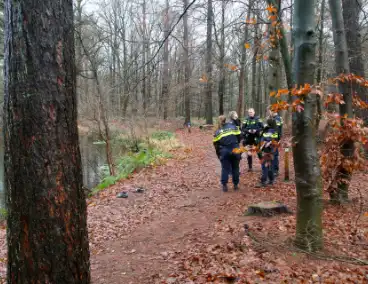 Voorbijganger vindt kinderschoenen langs water