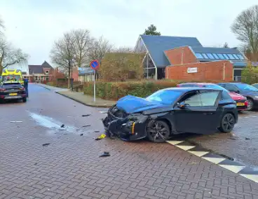 Forse schade bij aanrijding tussen twee voertuigen