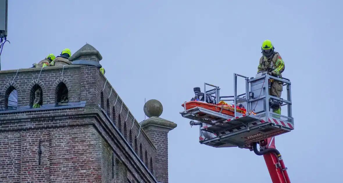 Hulpdiensten groots ingezet voor persoon die in kerktoren valt - Foto 1