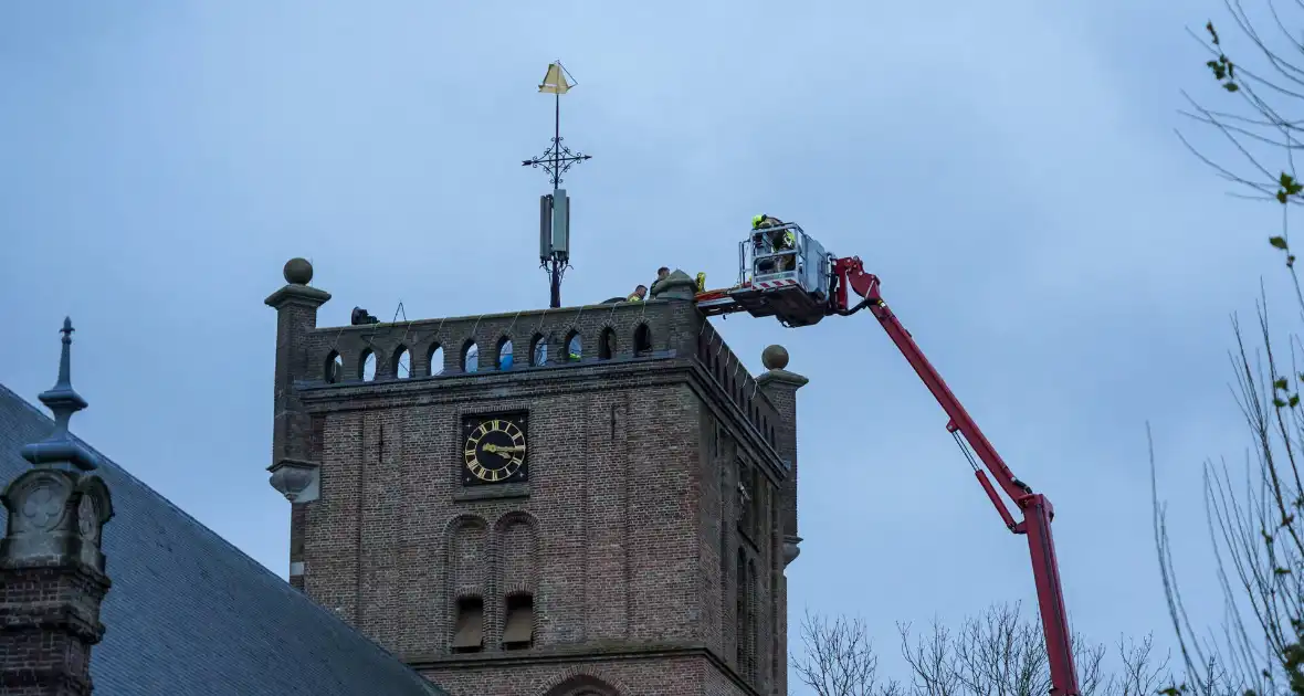 Hulpdiensten groots ingezet voor persoon die in kerktoren valt - Foto 2