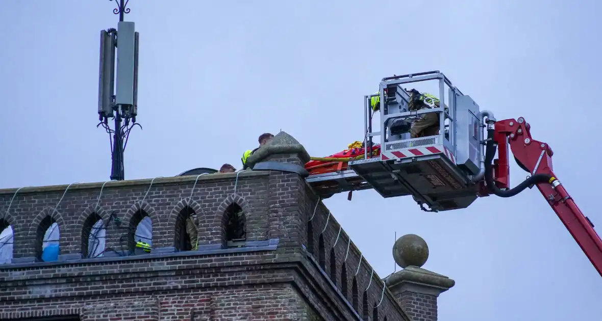 Hulpdiensten groots ingezet voor persoon die in kerktoren valt - Foto 3