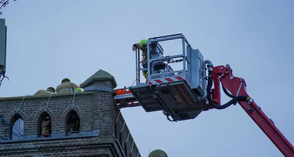 Hulpdiensten groots ingezet voor persoon die in kerktoren valt - Foto 4