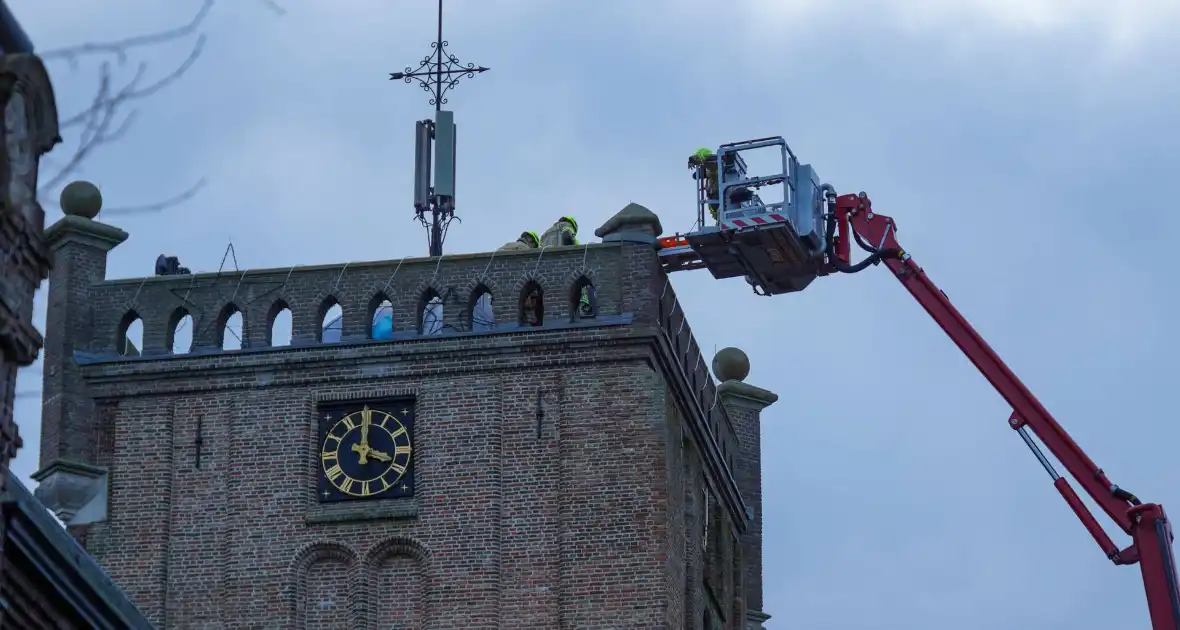 Hulpdiensten groots ingezet voor persoon die in kerktoren valt - Foto 5